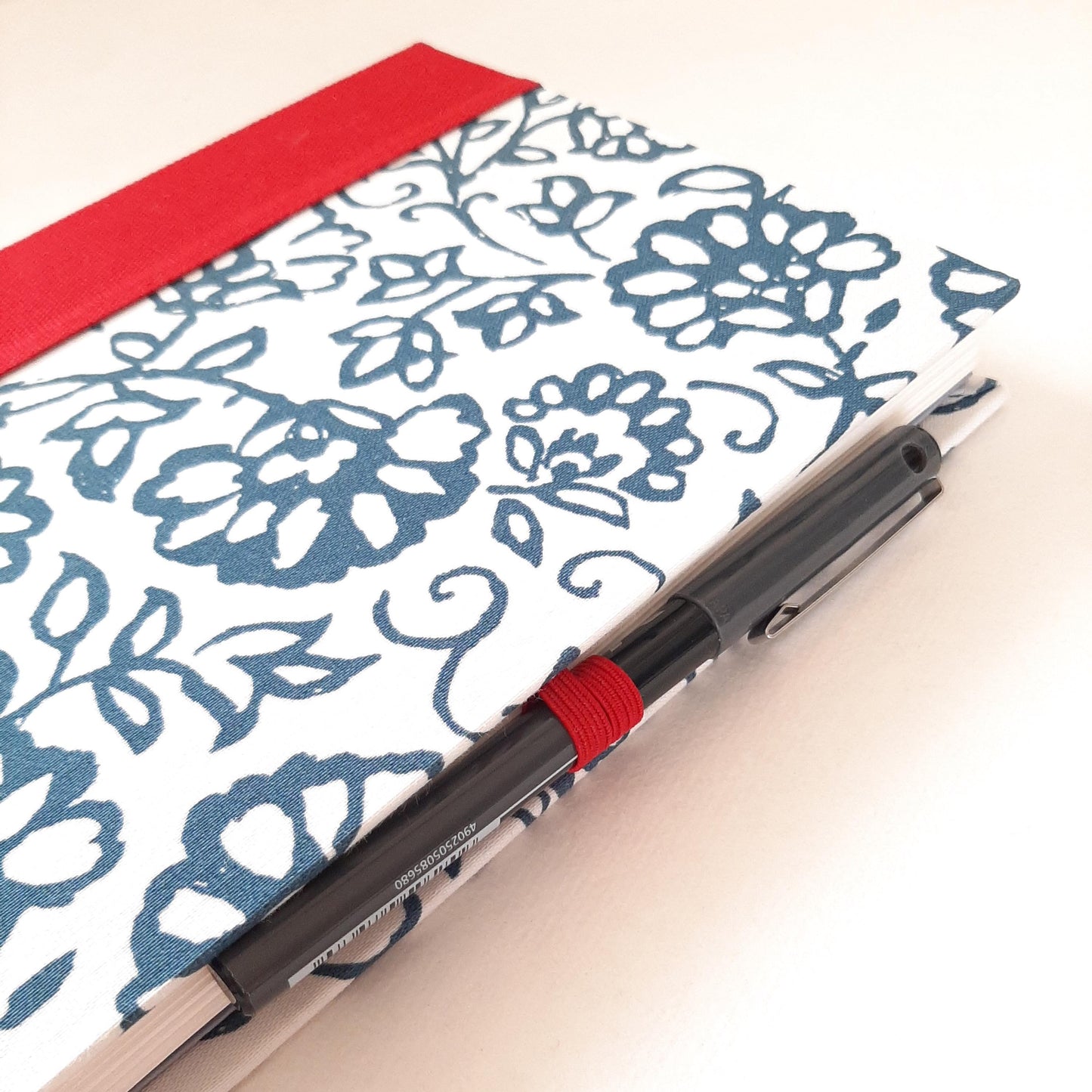 Taccuino A5 con pagine puntinate rivestito in tessuto floreale blu