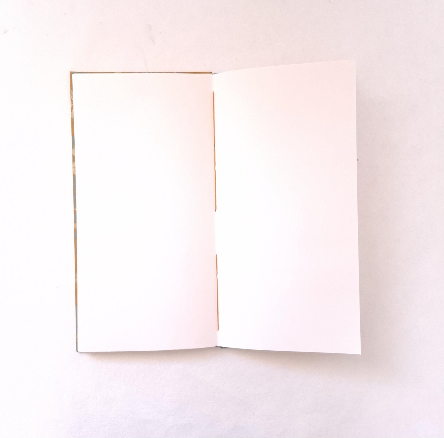 Taccuino con pagine avorio e copertine floreali in ocra, oro e verde acqua