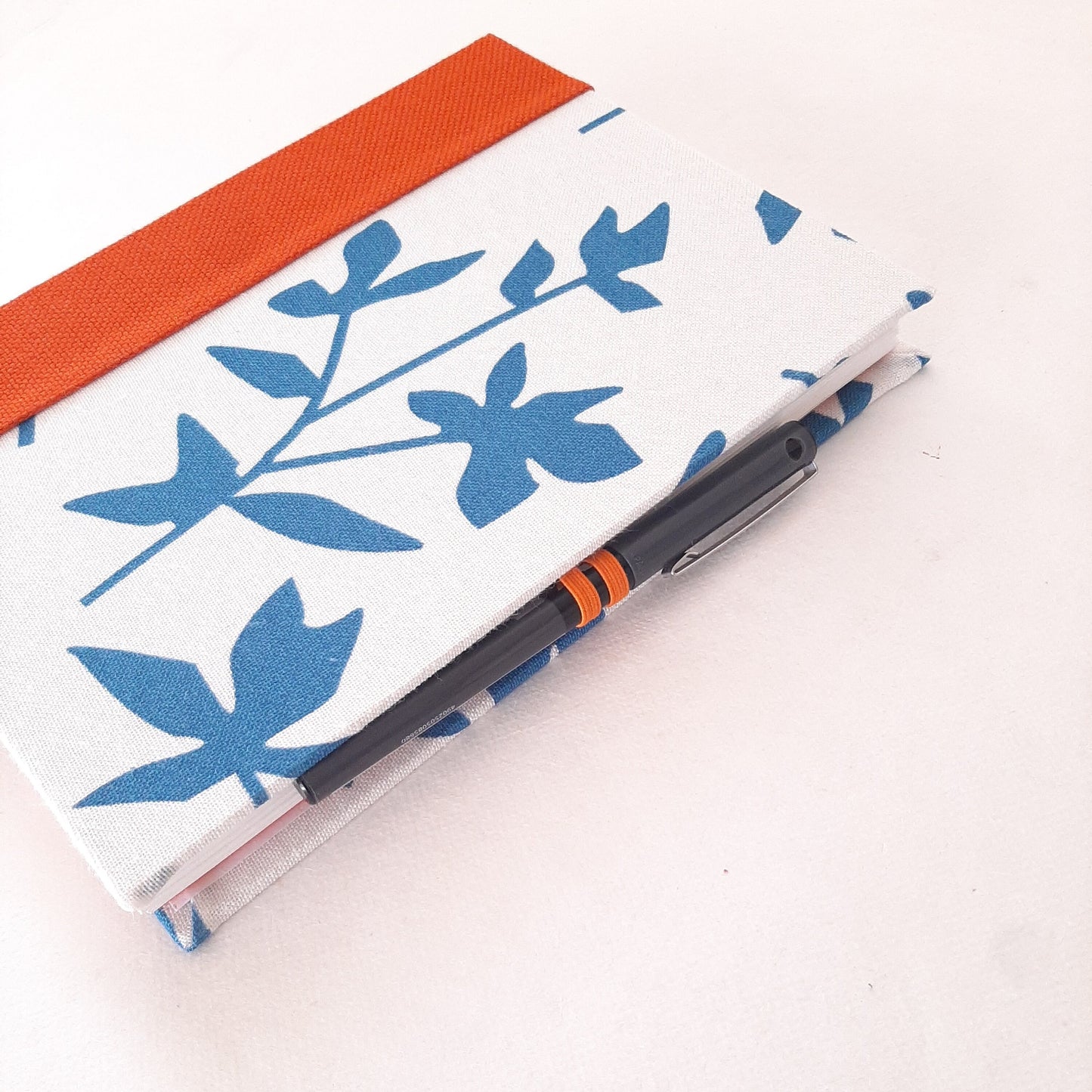 Diario A5 con pagine puntinate foderato in tessuto con foglie blu