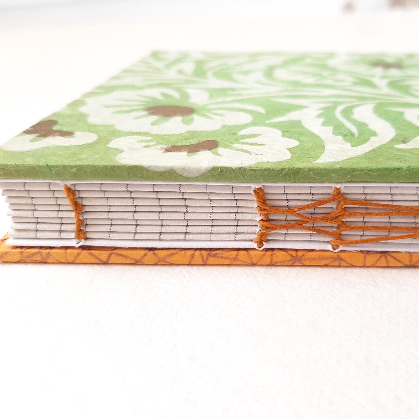 Diario A5 con fiori in verde e oro e pagine in carta riciclata a righe