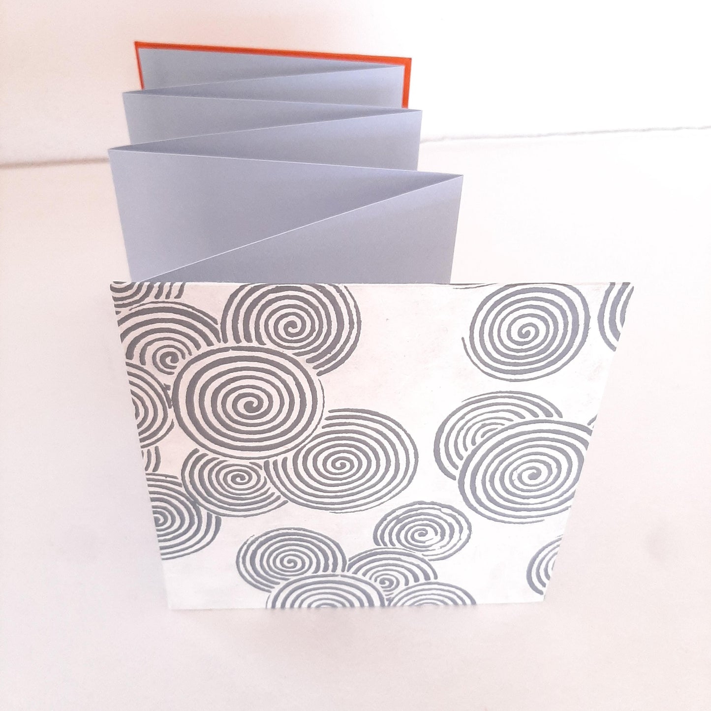 Mini album per istantanee con spirali in grigio e arancio