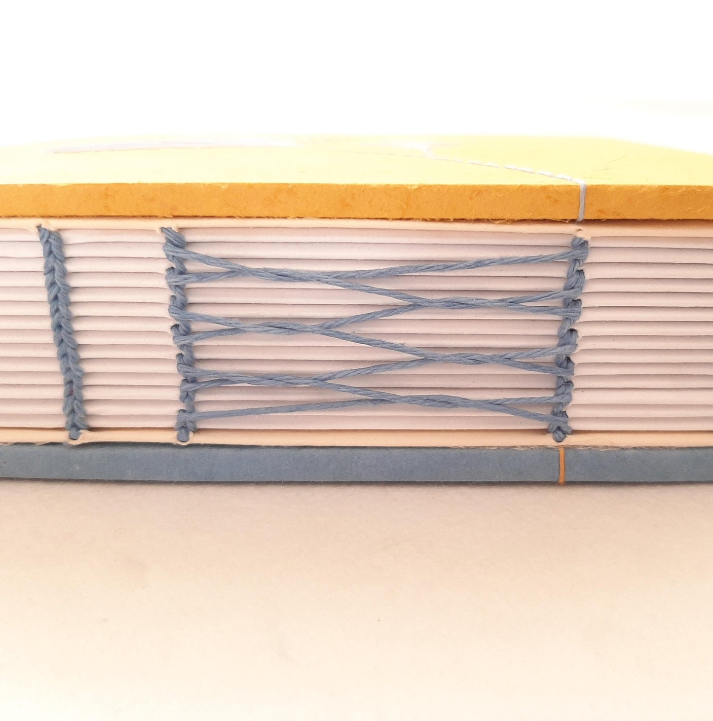 Mini album con foglie di Ginkgo ricamate in copertina