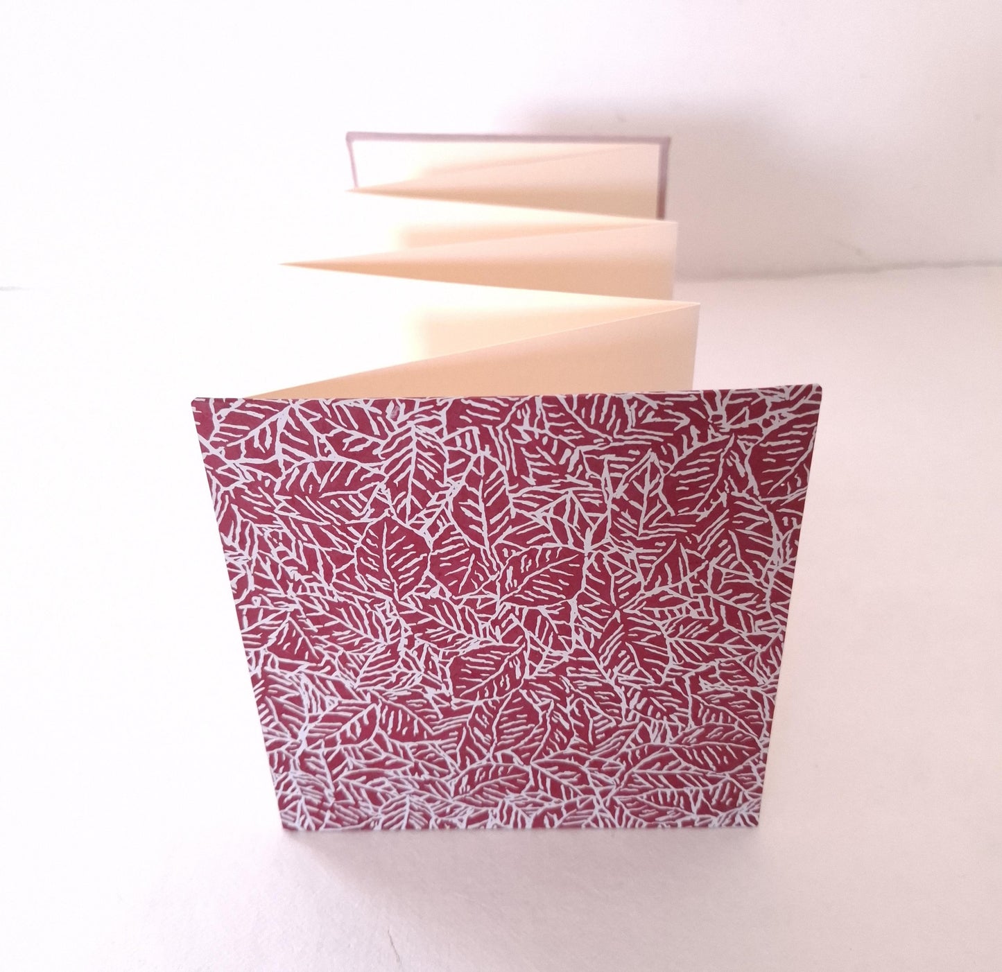 Mini album per istantanee con foglie in malva e bordeaux