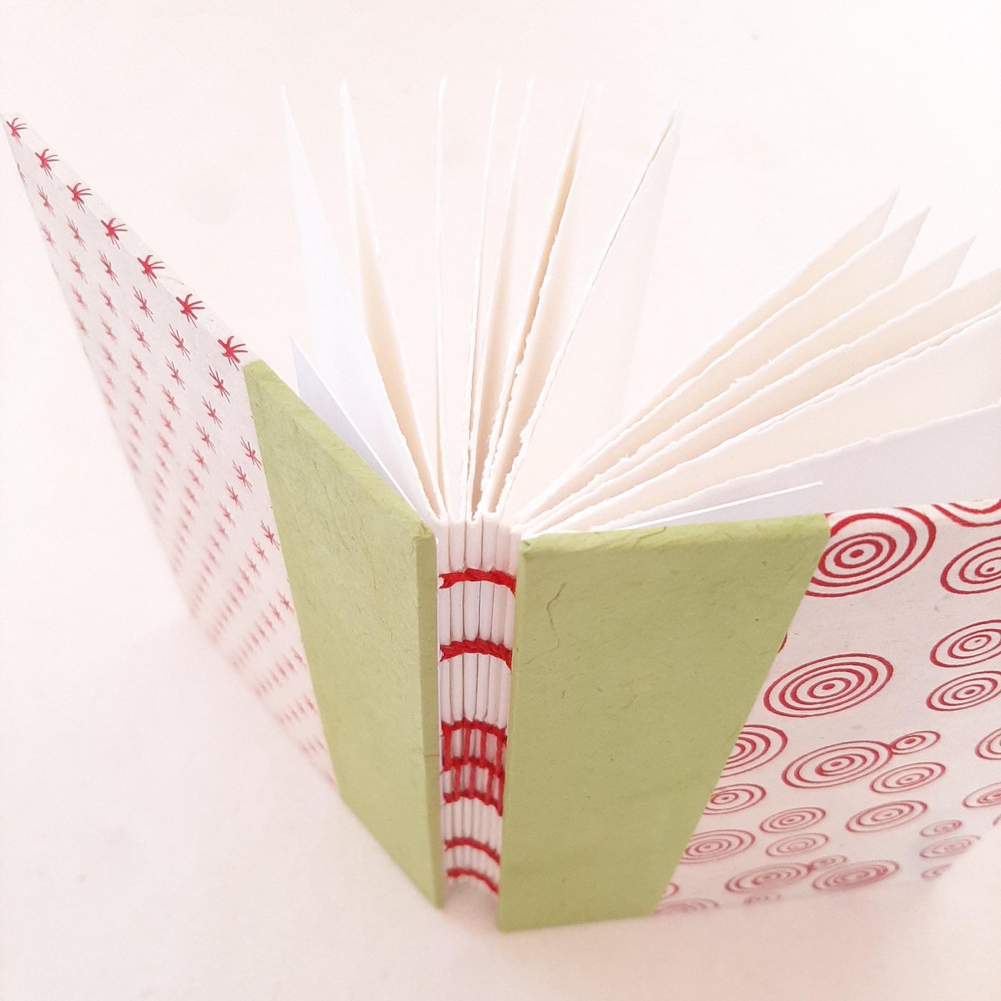Quaderno tascabile per acquerello con spirali in rosso e verde pera