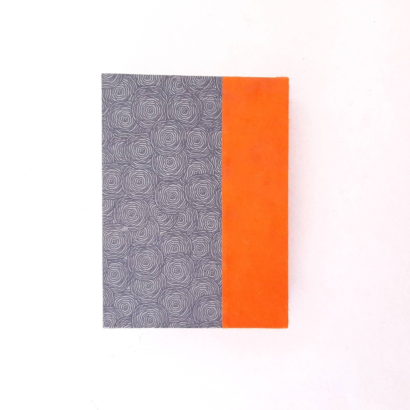 Mini taccuino per acquerello rilegato a mano con spirali in grigio e arancione