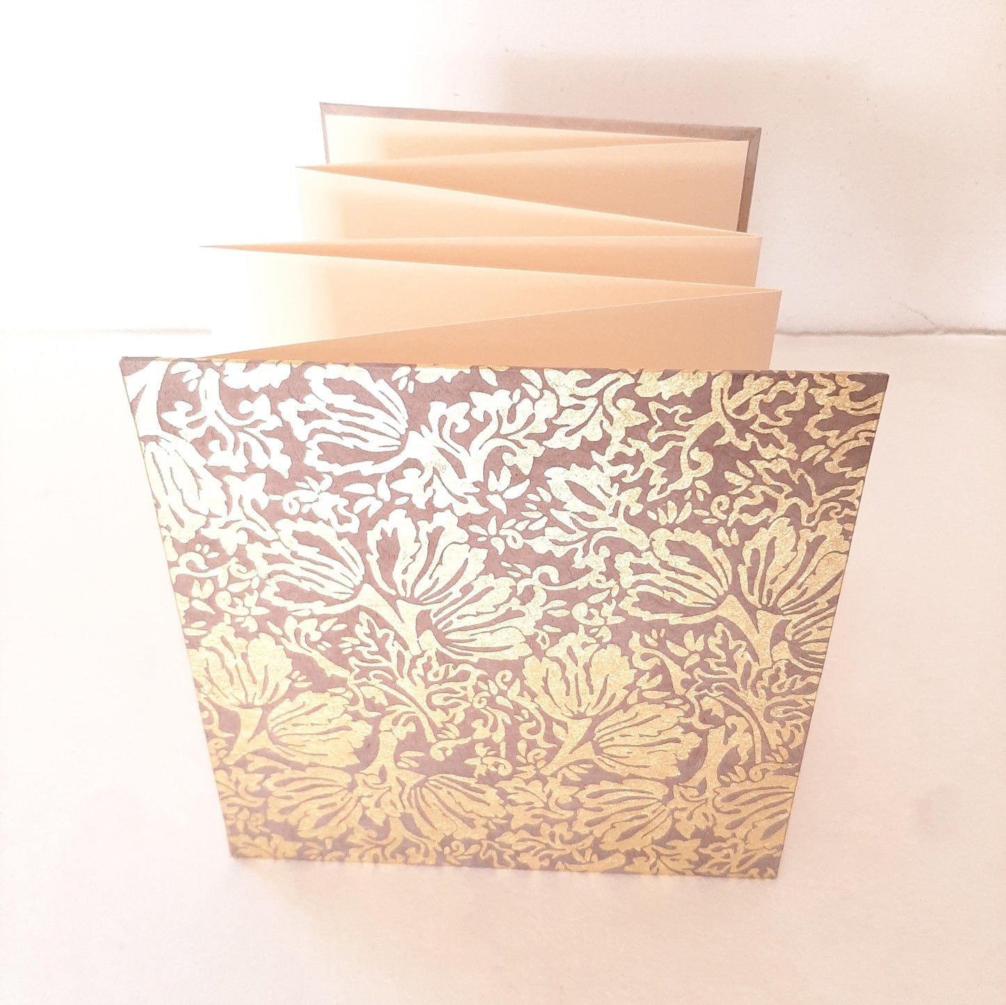 Album Leporello quadrato con fiori vintage in oro e malva