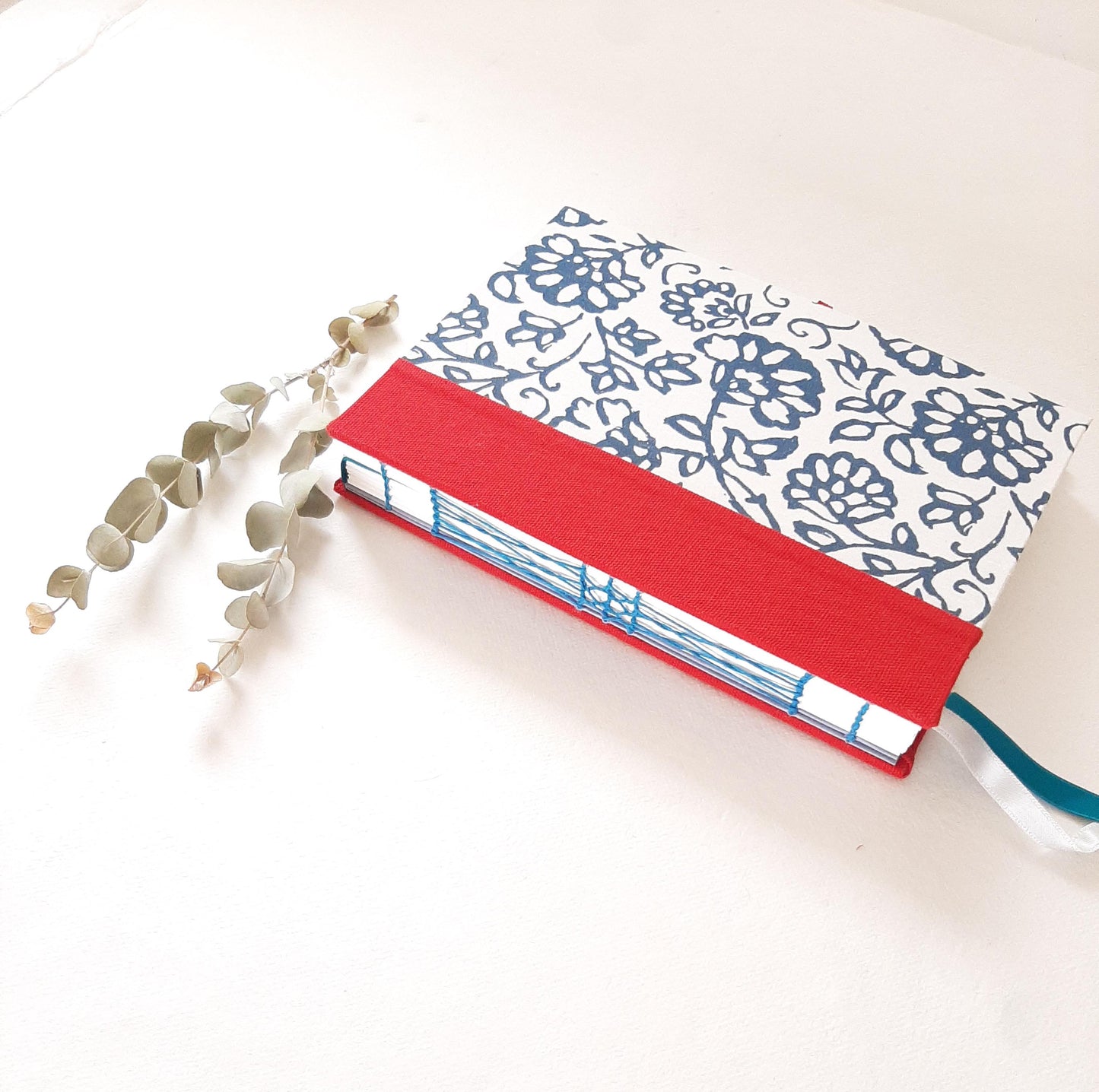 Taccuino A5 con pagine puntinate rivestito in tessuto floreale blu