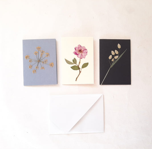 Biglietti auguri floreali con fiori veri pressati e busta origami