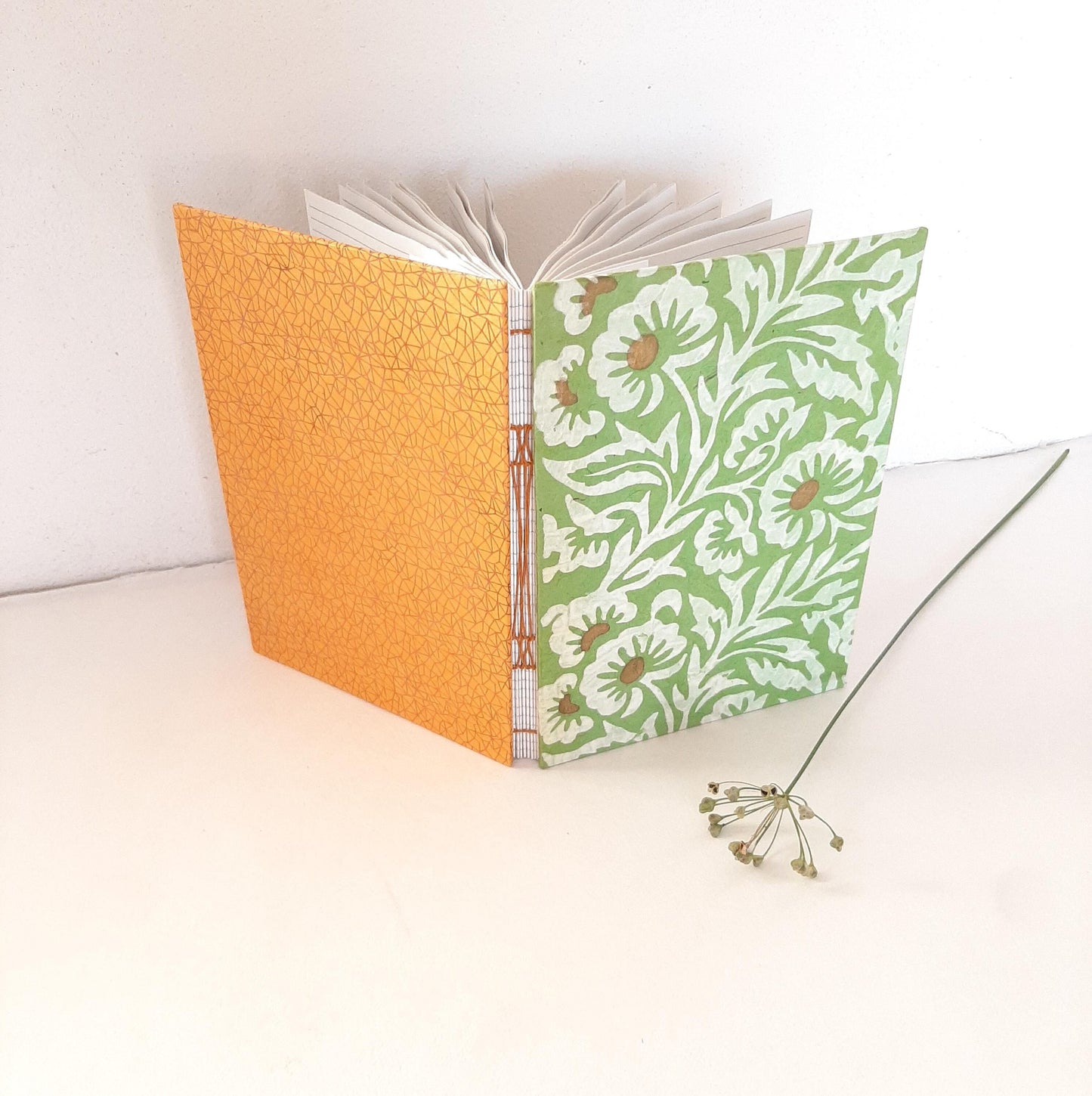 Diario A5 con fiori in verde e oro e pagine in carta riciclata a righe
