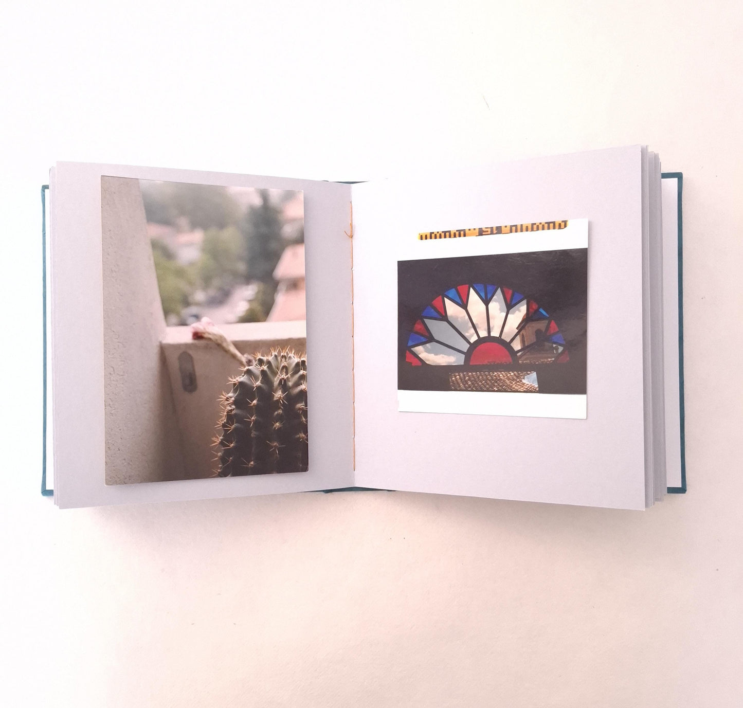 Mini album fotografico con acquarello originale di Papavero in blu, oro e rosso