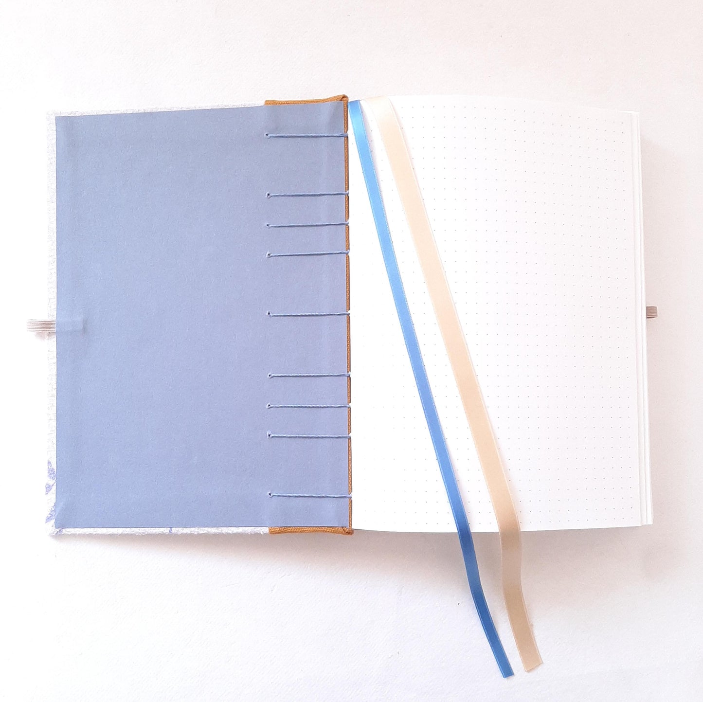 Diario A5 con pagine puntinate e fiori in mostarda e pervinca