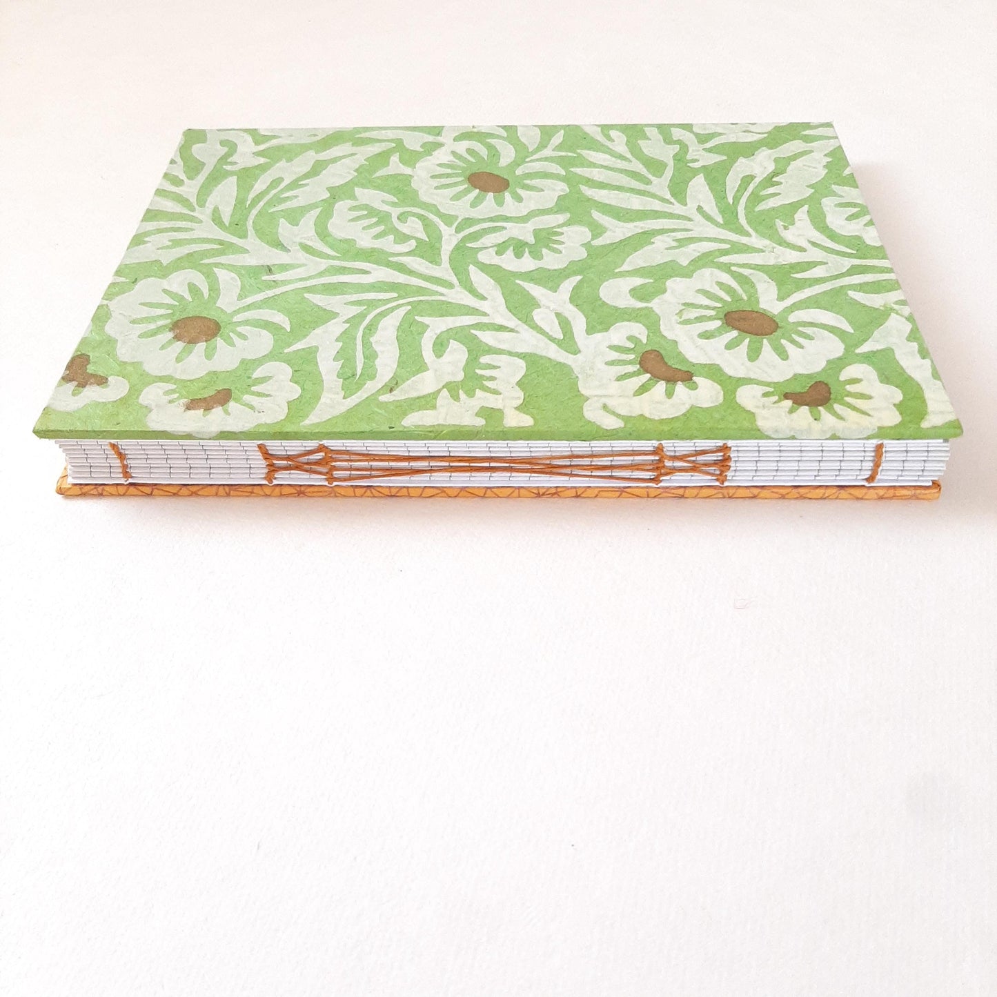 Diario A5 con fiori in verde e oro e pagine in carta riciclata a righe
