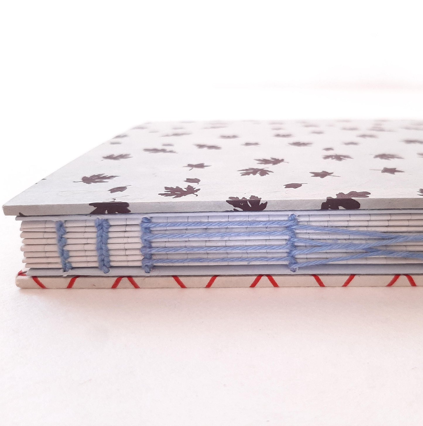 Taccuino A5 in carta riciclata a righe con foglie carta da zucchero