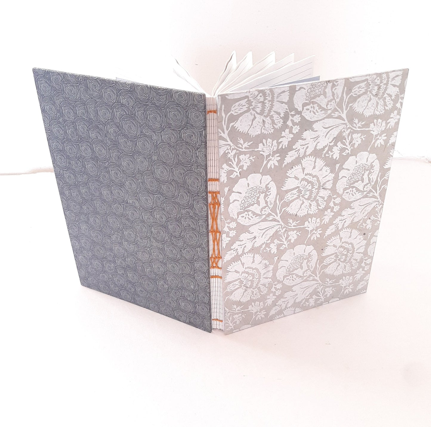 Taccuino A5 floreale con pagine in carta riciclata a righe