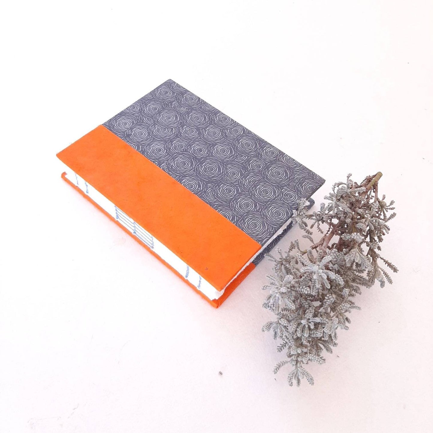 Mini taccuino per acquerello rilegato a mano con spirali in grigio e arancione