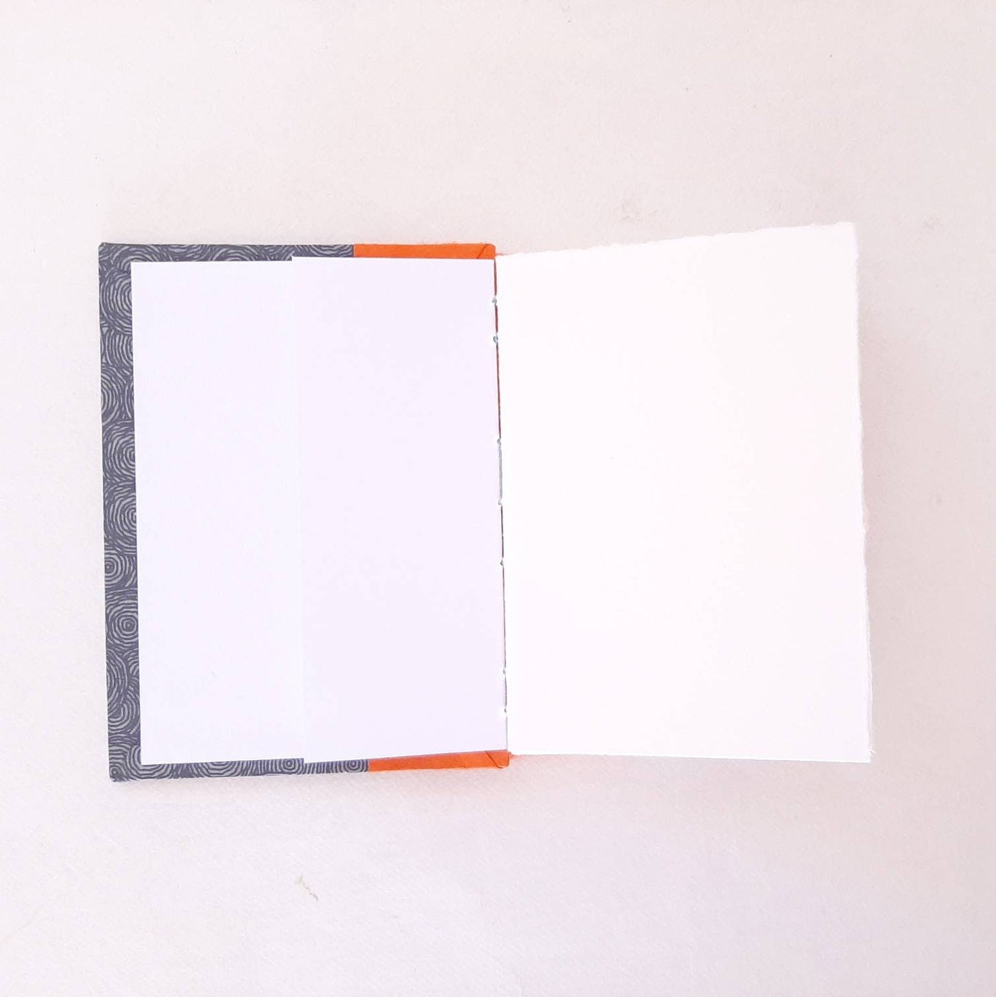 Mini taccuino per acquerello rilegato a mano con spirali in grigio e arancione
