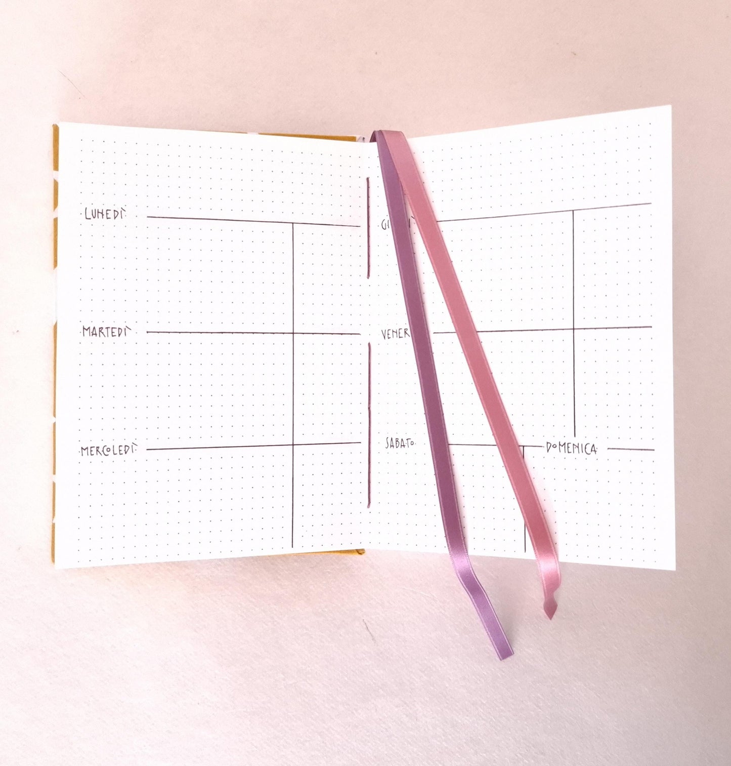 Agenda settimanale A6 rivestita in tessuto con stelle in miele e rosa