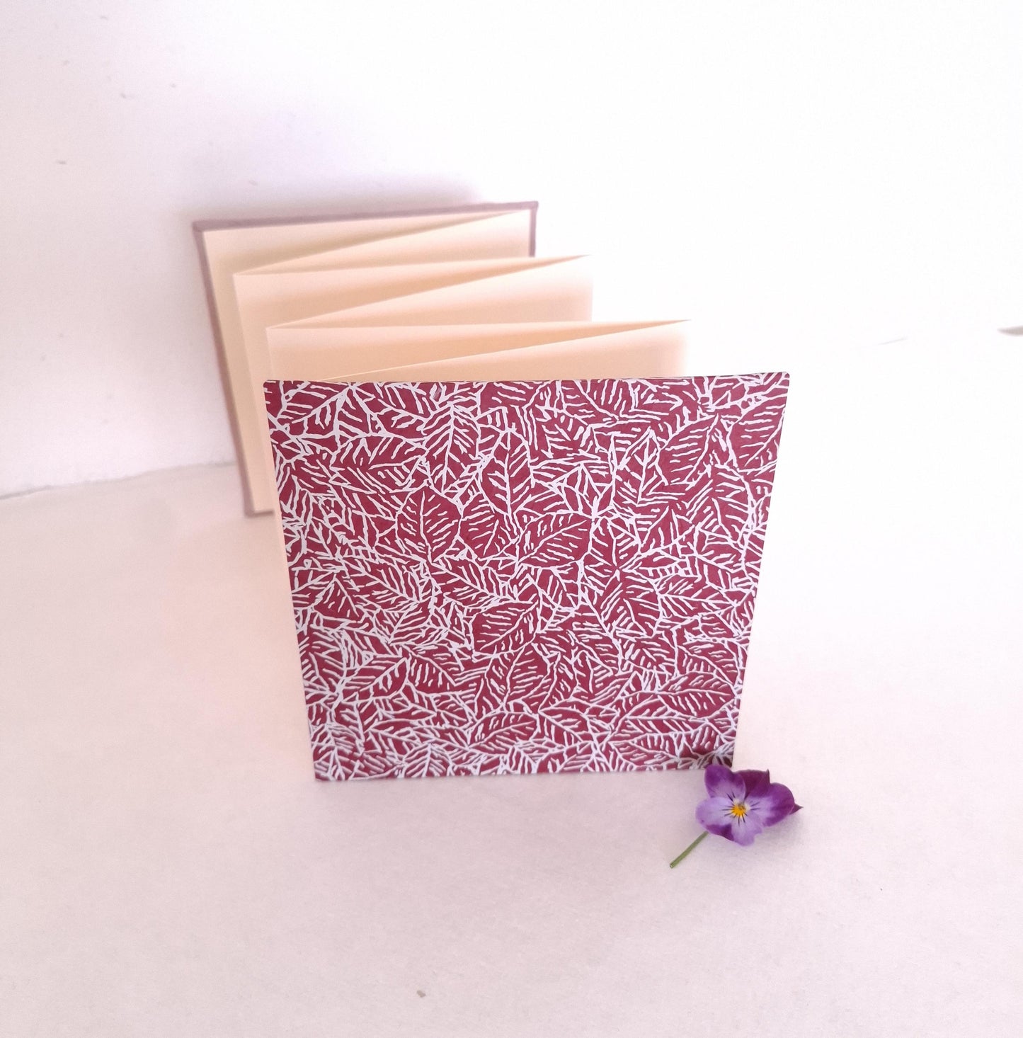 Mini album per istantanee con foglie in malva e bordeaux