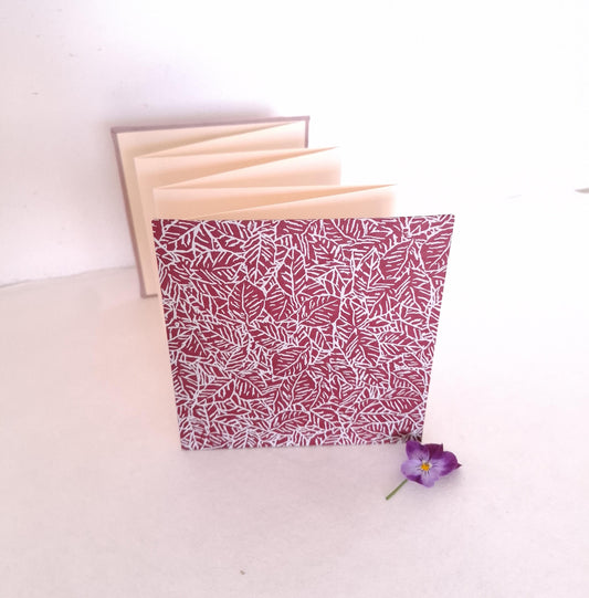 Mini album per istantanee con foglie in malva e bordeaux