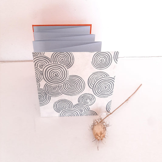 Mini album per istantanee con spirali in grigio e arancio