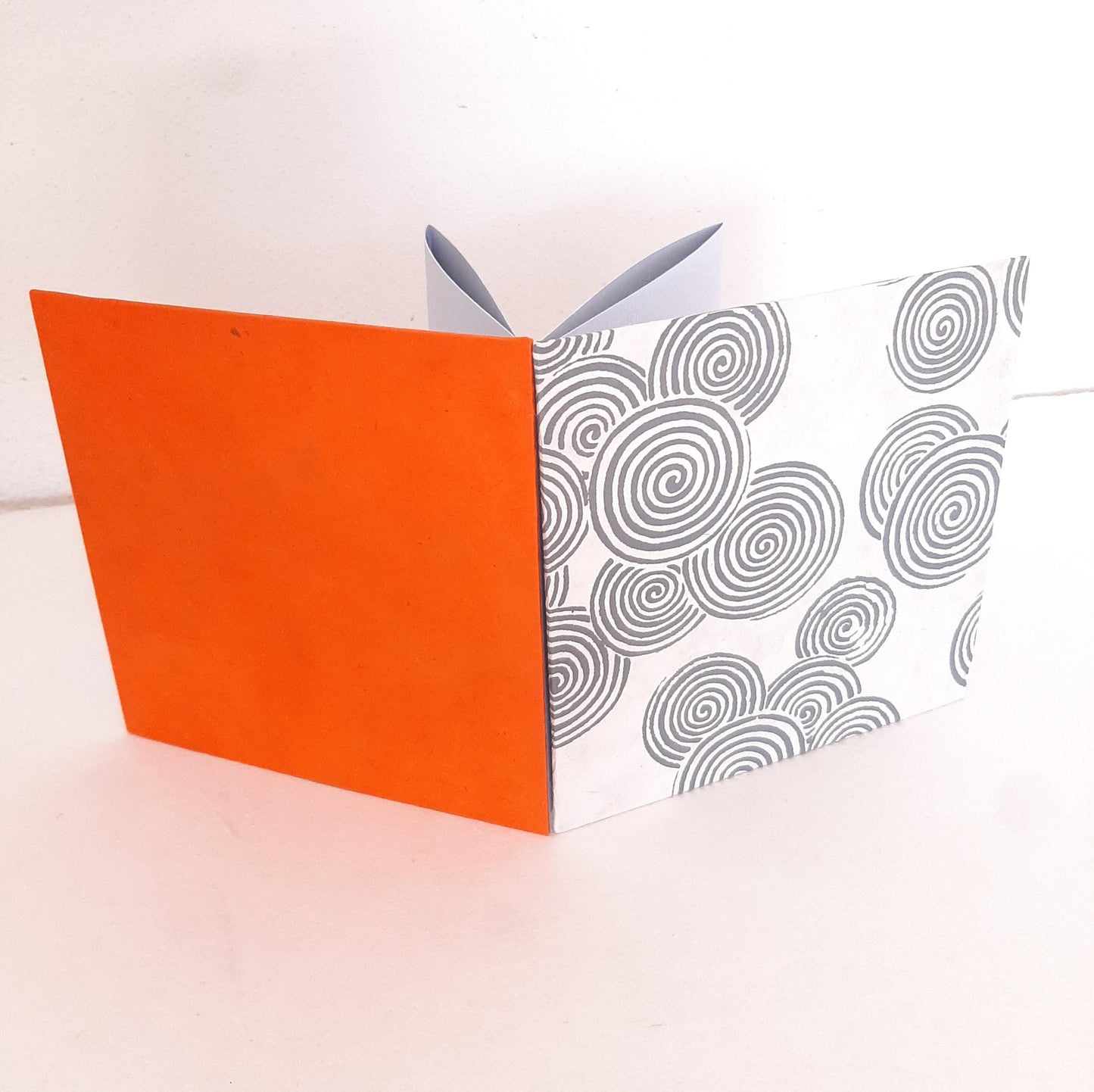 Mini album per istantanee con spirali in grigio e arancio