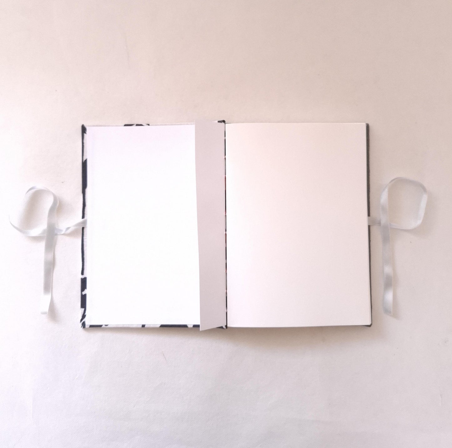 Diario A5 con pagine avorio e copertine rigide rivestite in tessuto floreale