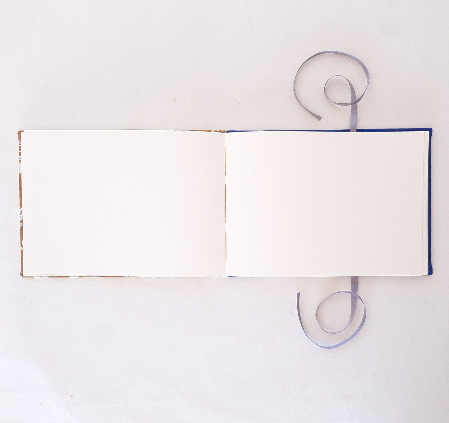 Quaderno A5 con pagine avorio e copertine in stoffa floreale in ocra e blu