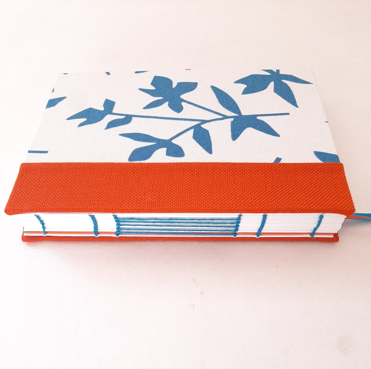 Diario A5 con pagine puntinate foderato in tessuto con foglie blu