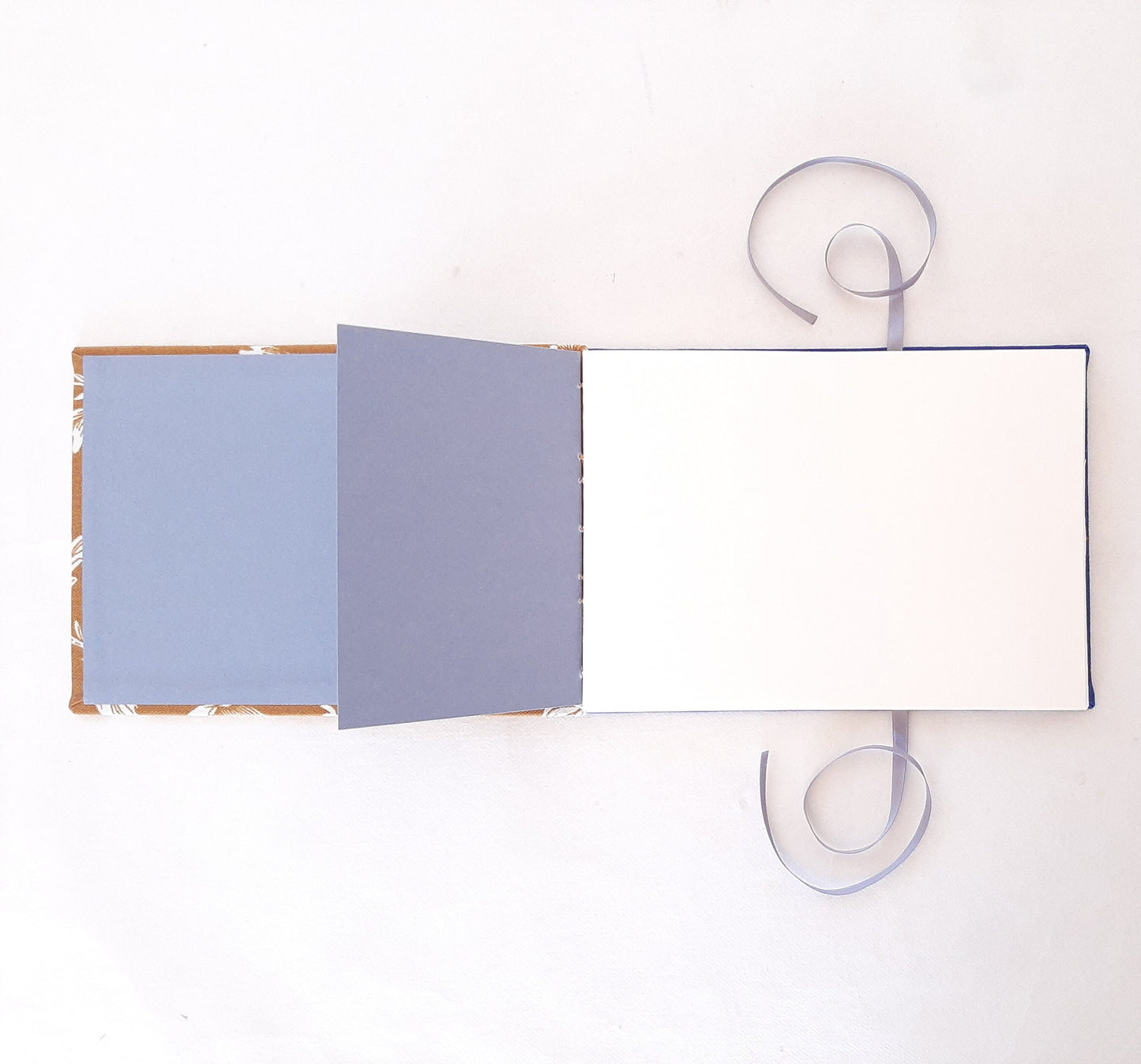 Quaderno A5 con pagine avorio e copertine in stoffa floreale in ocra e blu