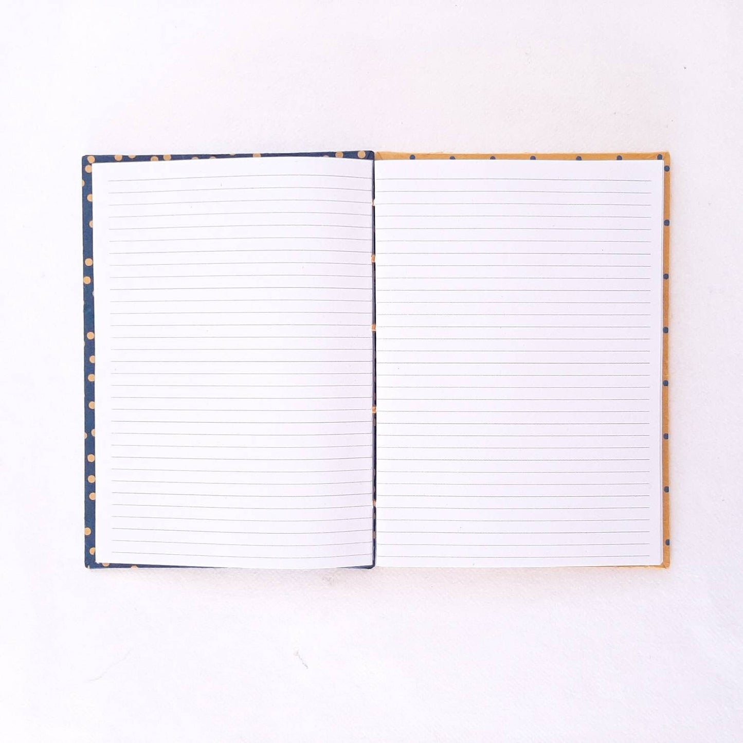Taccuino A6 con pois in blu e mostarda e pagine in carta riciclata a righe