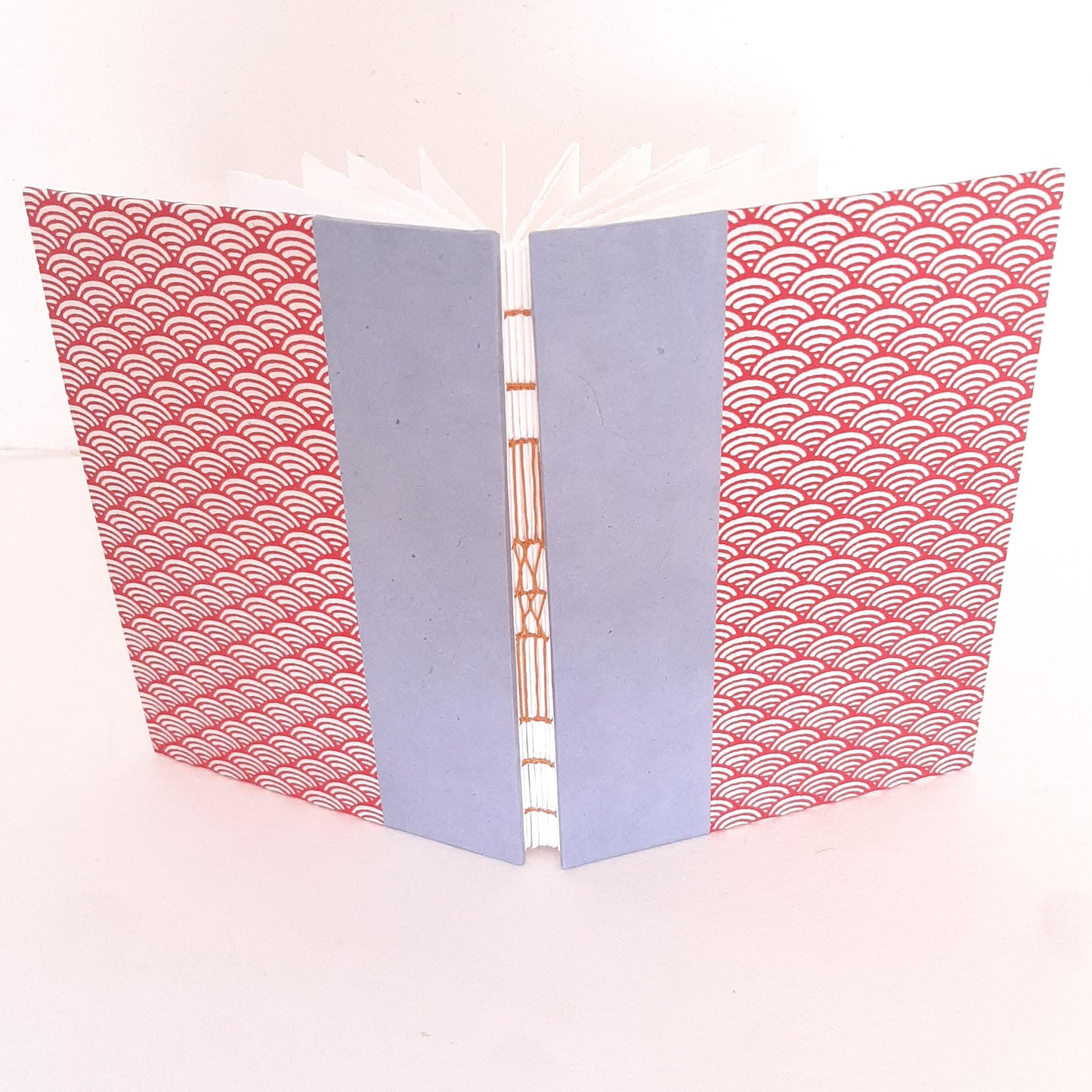 Taccuino per acquerello con onde Seigaiha in rosso e lavanda