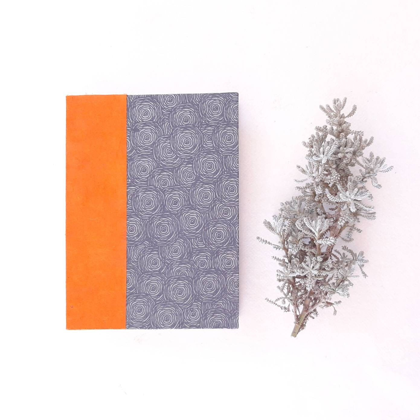 Mini taccuino per acquerello rilegato a mano con spirali in grigio e arancione
