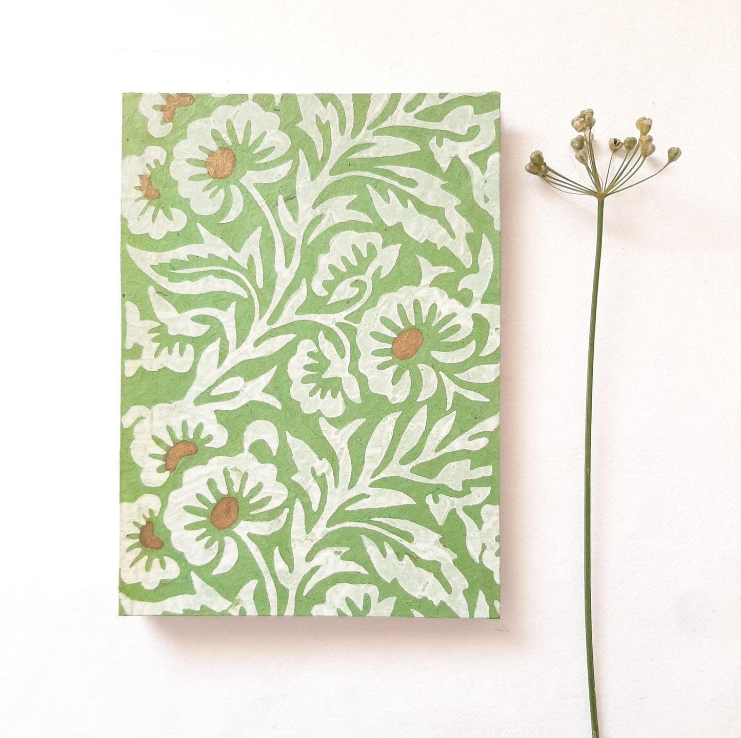 Diario A5 con fiori in verde e oro e pagine in carta riciclata a righe