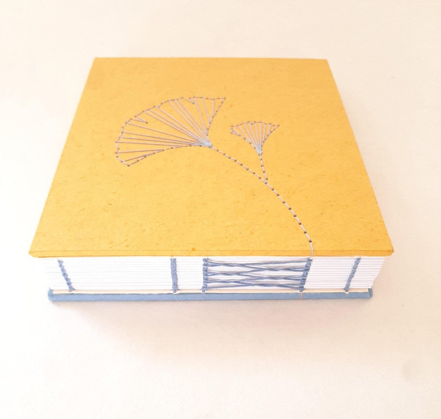 Mini album con foglie di Ginkgo ricamate in copertina