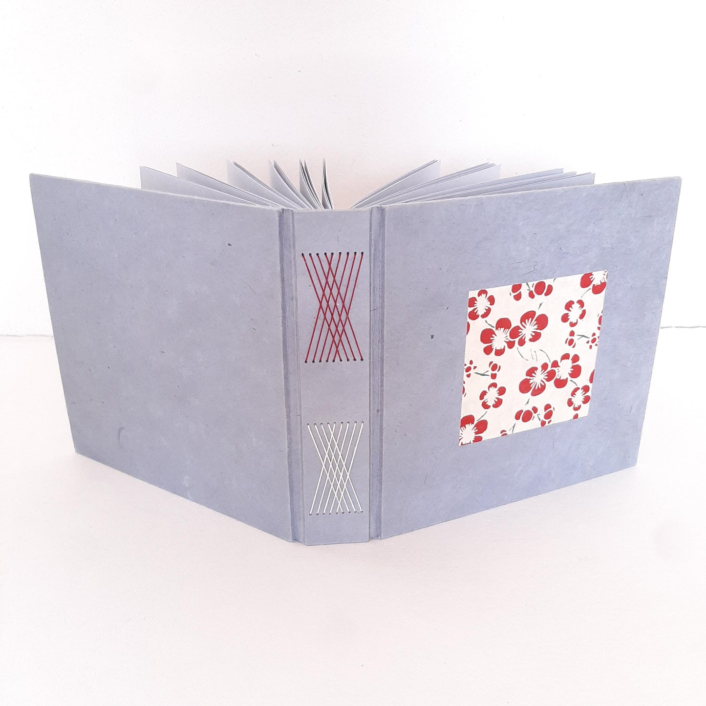Mini album in stile Giapponese con fiori di ciliegio in rosso e pervinca