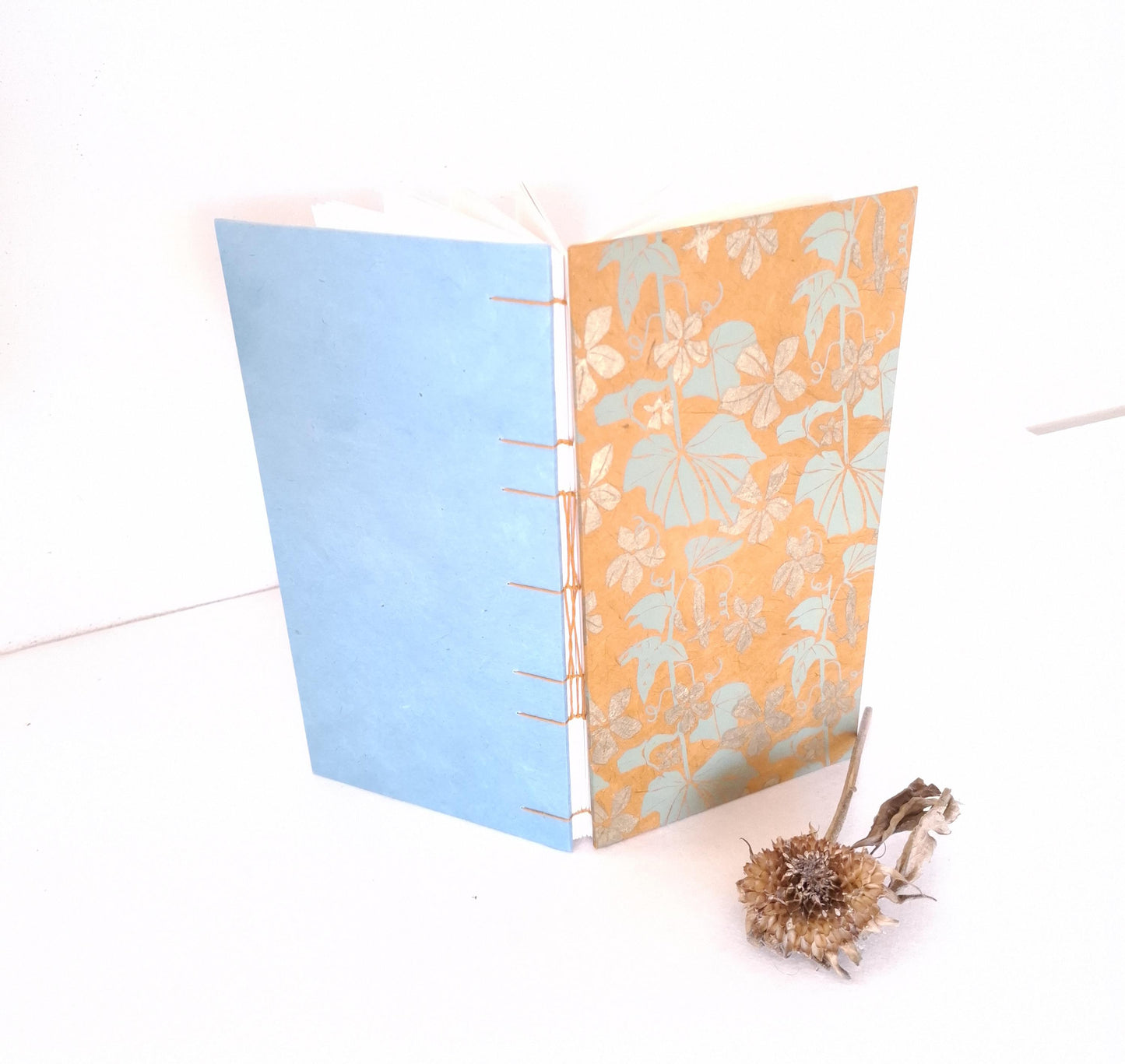 Taccuino con pagine avorio e copertine floreali in ocra, oro e verde acqua