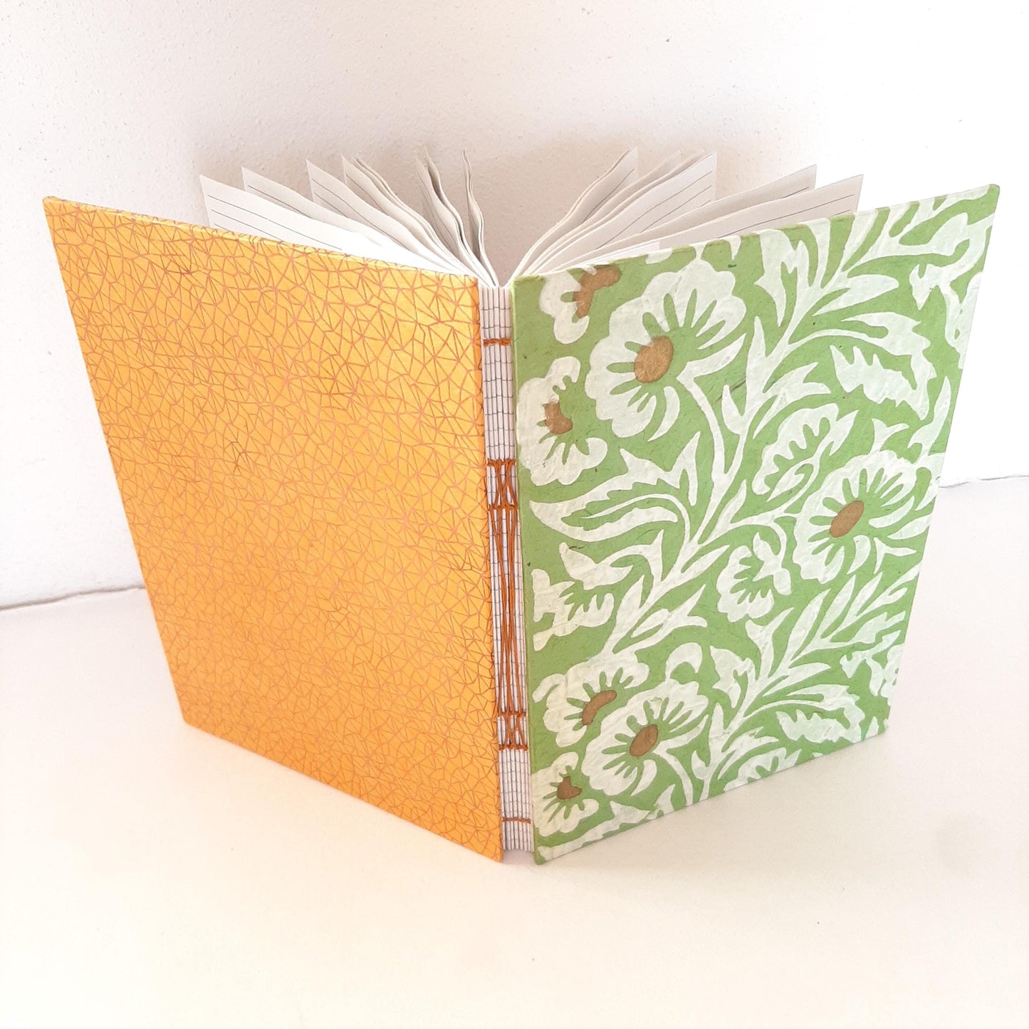 Diario A5 con fiori in verde e oro e pagine in carta riciclata a righe