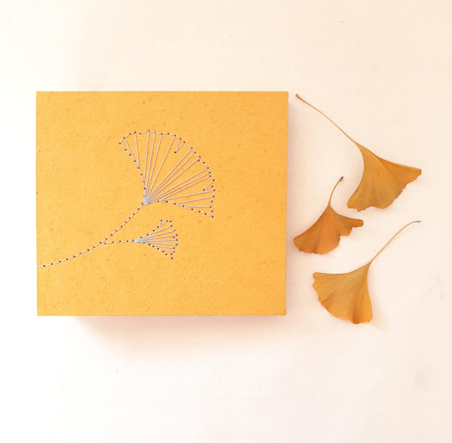 Mini album con foglie di Ginkgo ricamate in copertina