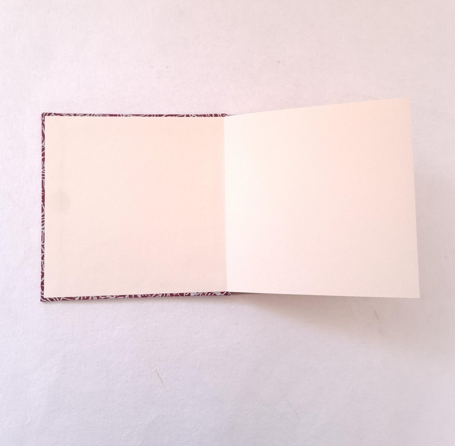 Mini album per istantanee con foglie in malva e bordeaux
