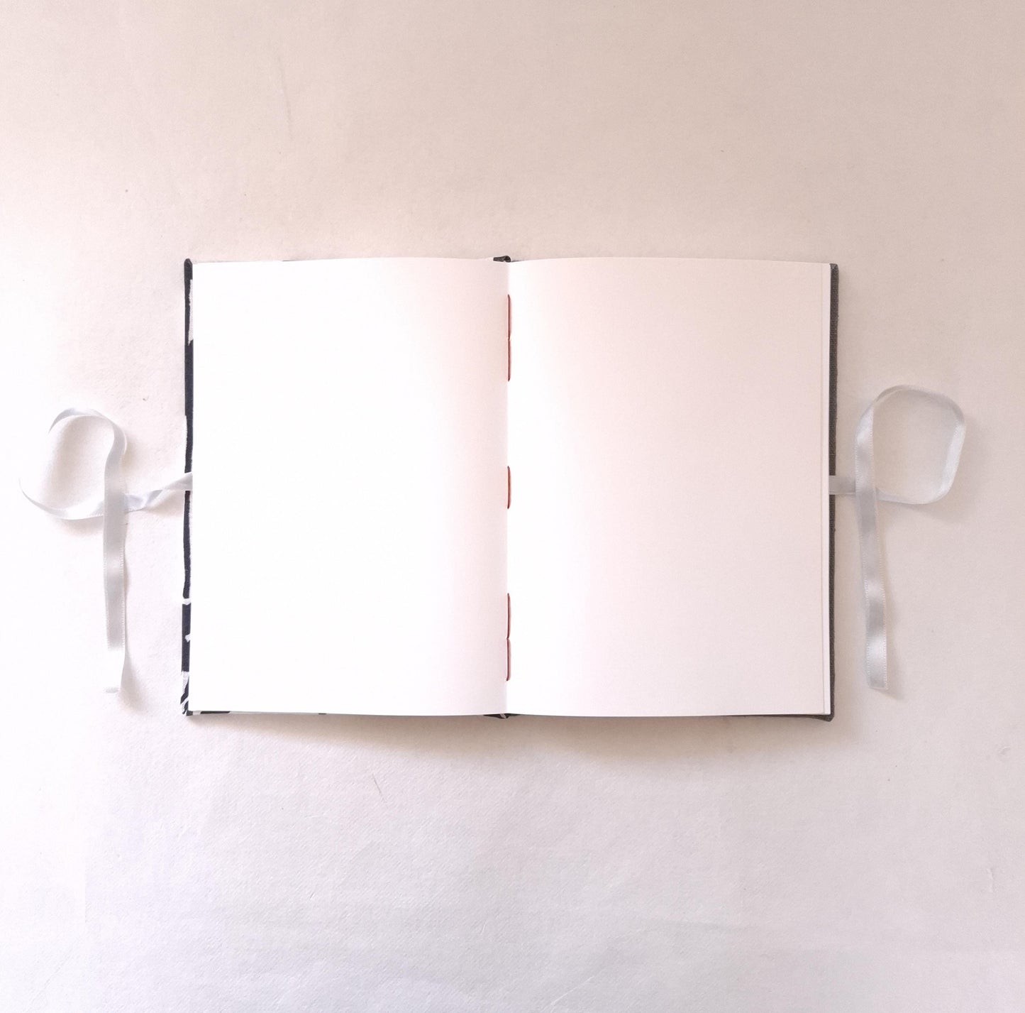 Diario A5 con pagine avorio e copertine rigide rivestite in tessuto floreale