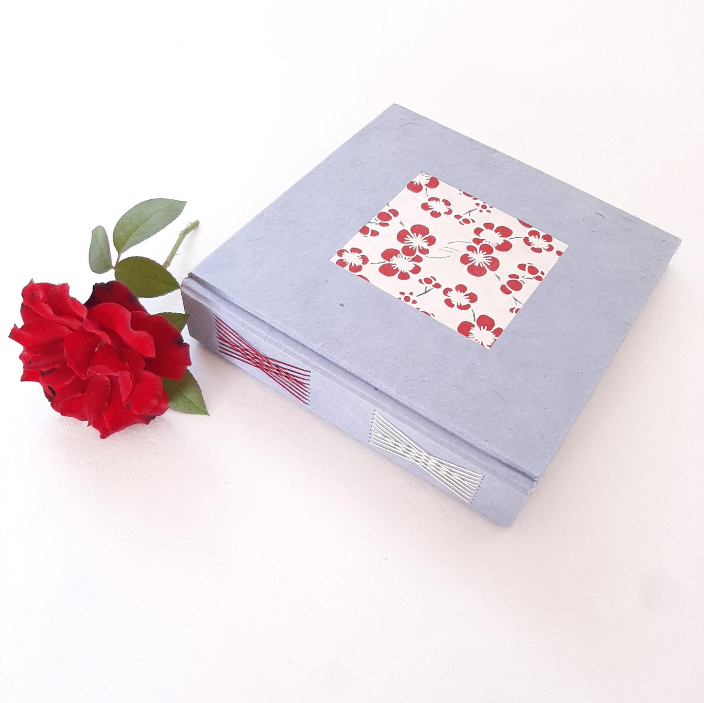 Mini album in stile Giapponese con fiori di ciliegio in rosso e pervinca