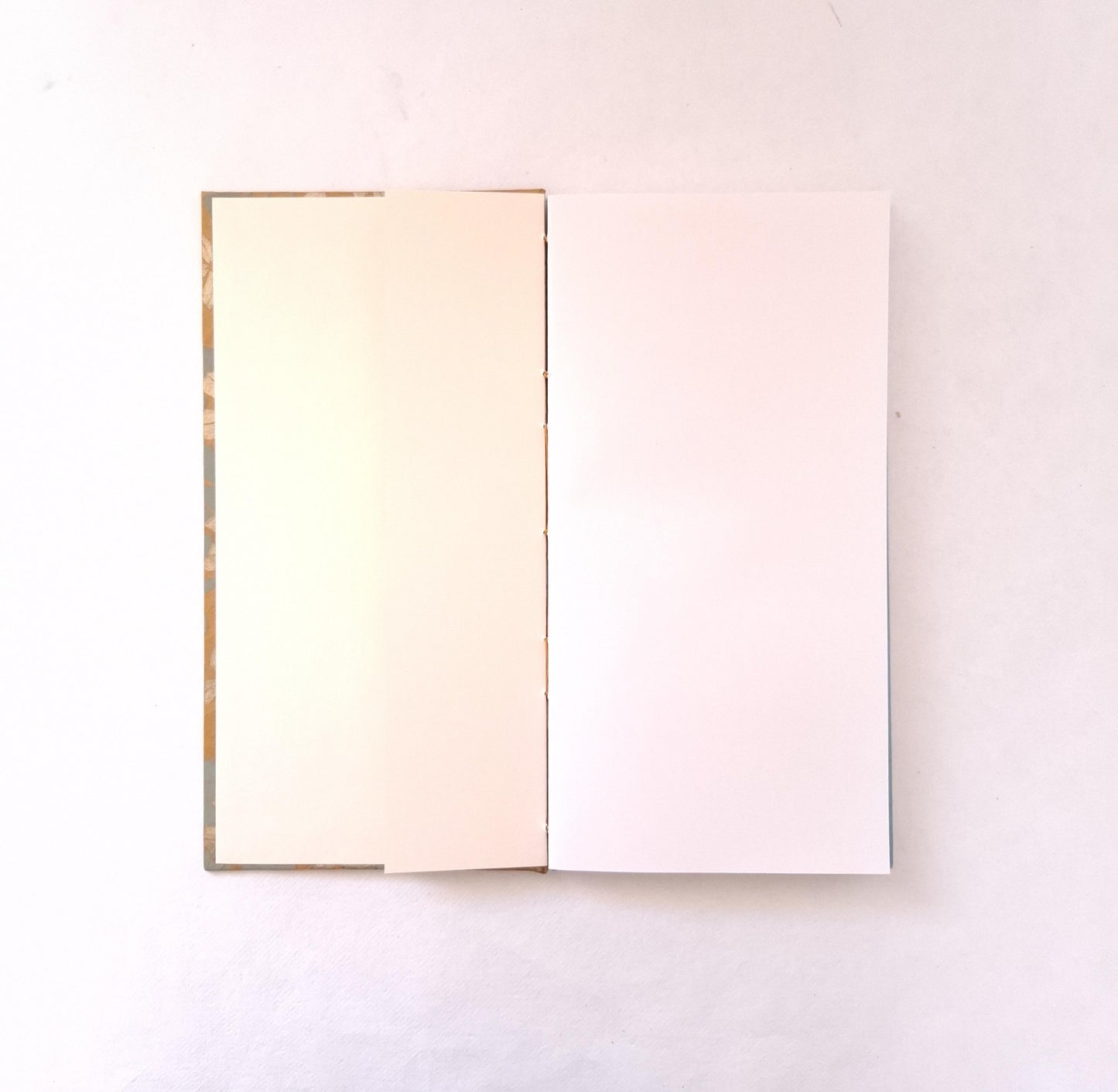 Taccuino con pagine avorio e copertine floreali in ocra, oro e verde acqua