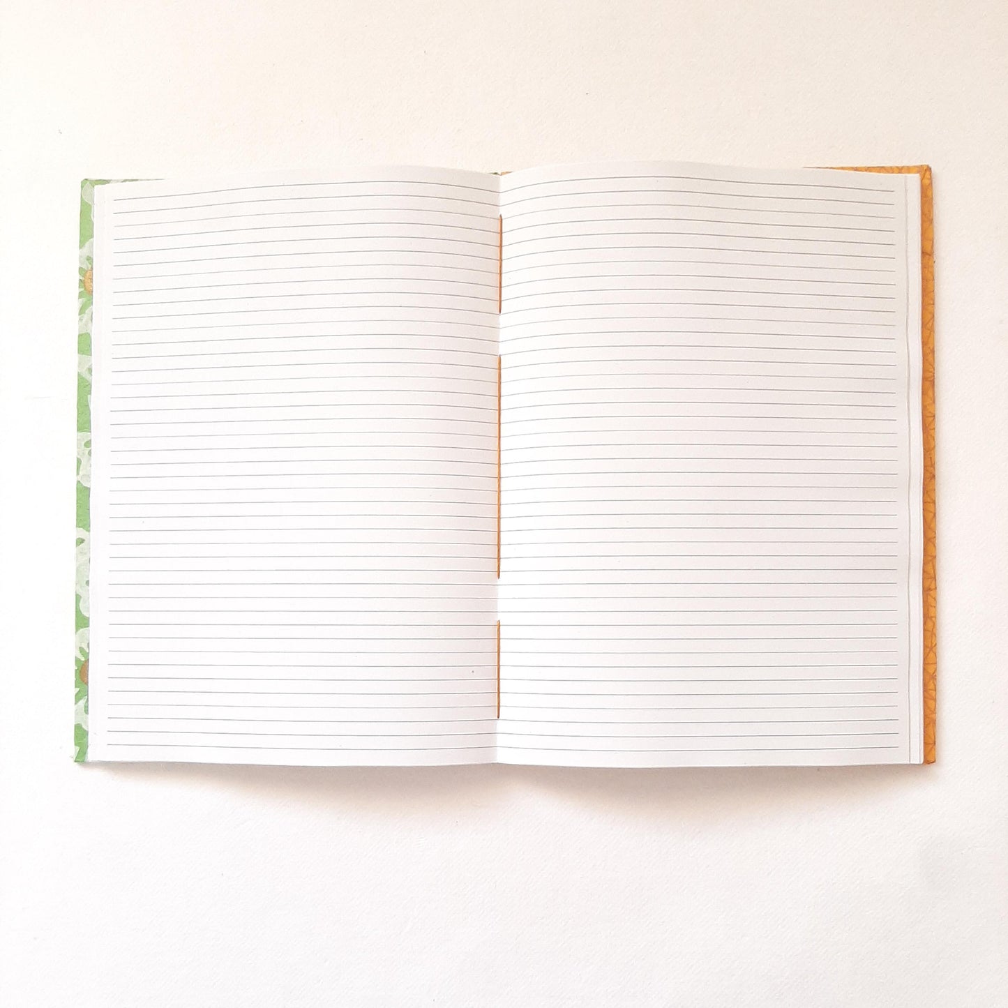 Diario A5 con fiori in verde e oro e pagine in carta riciclata a righe