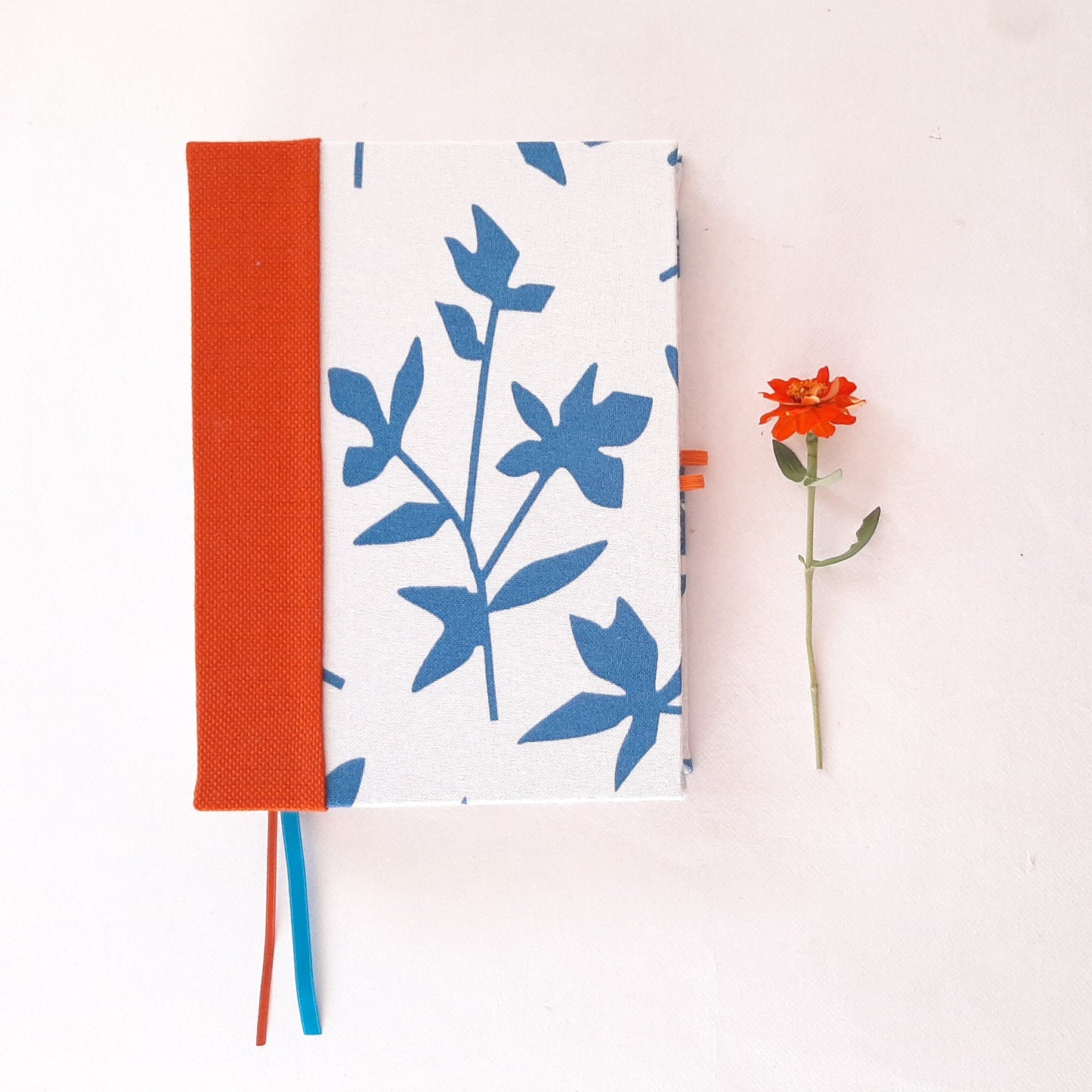 Diario A5 con pagine puntinate foderato in tessuto con foglie blu