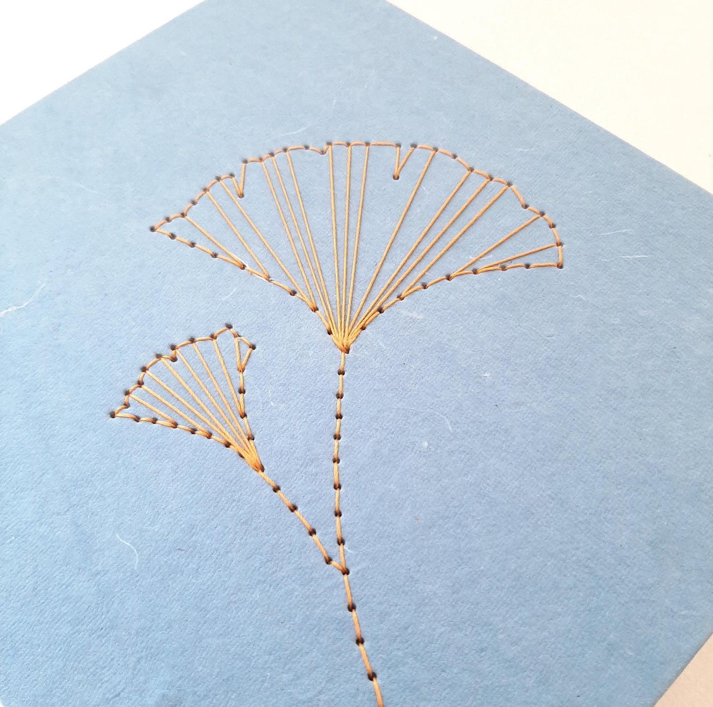 Mini album con foglie di Ginkgo ricamate in copertina