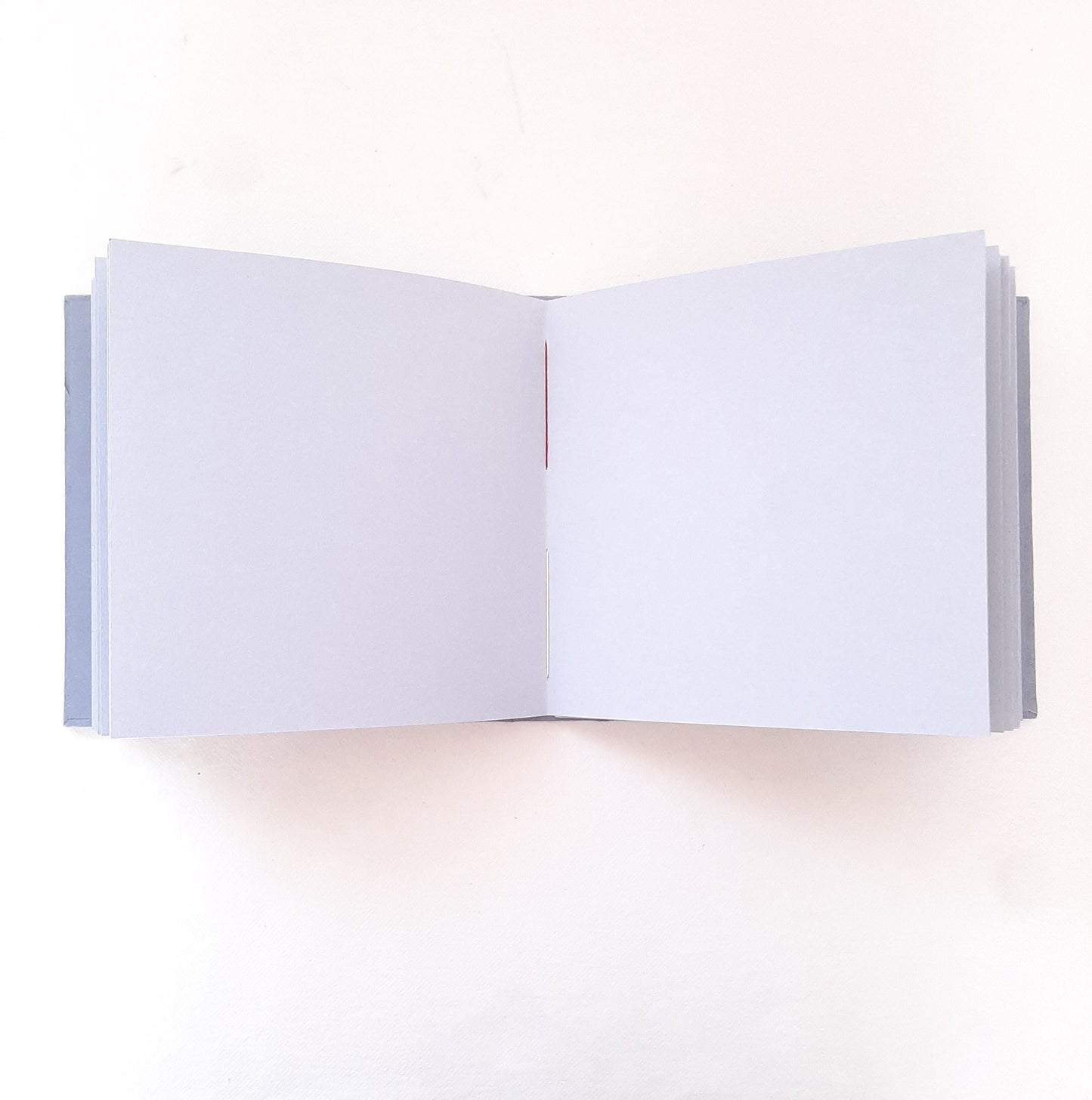 Mini album in stile Giapponese con fiori di ciliegio in rosso e pervinca