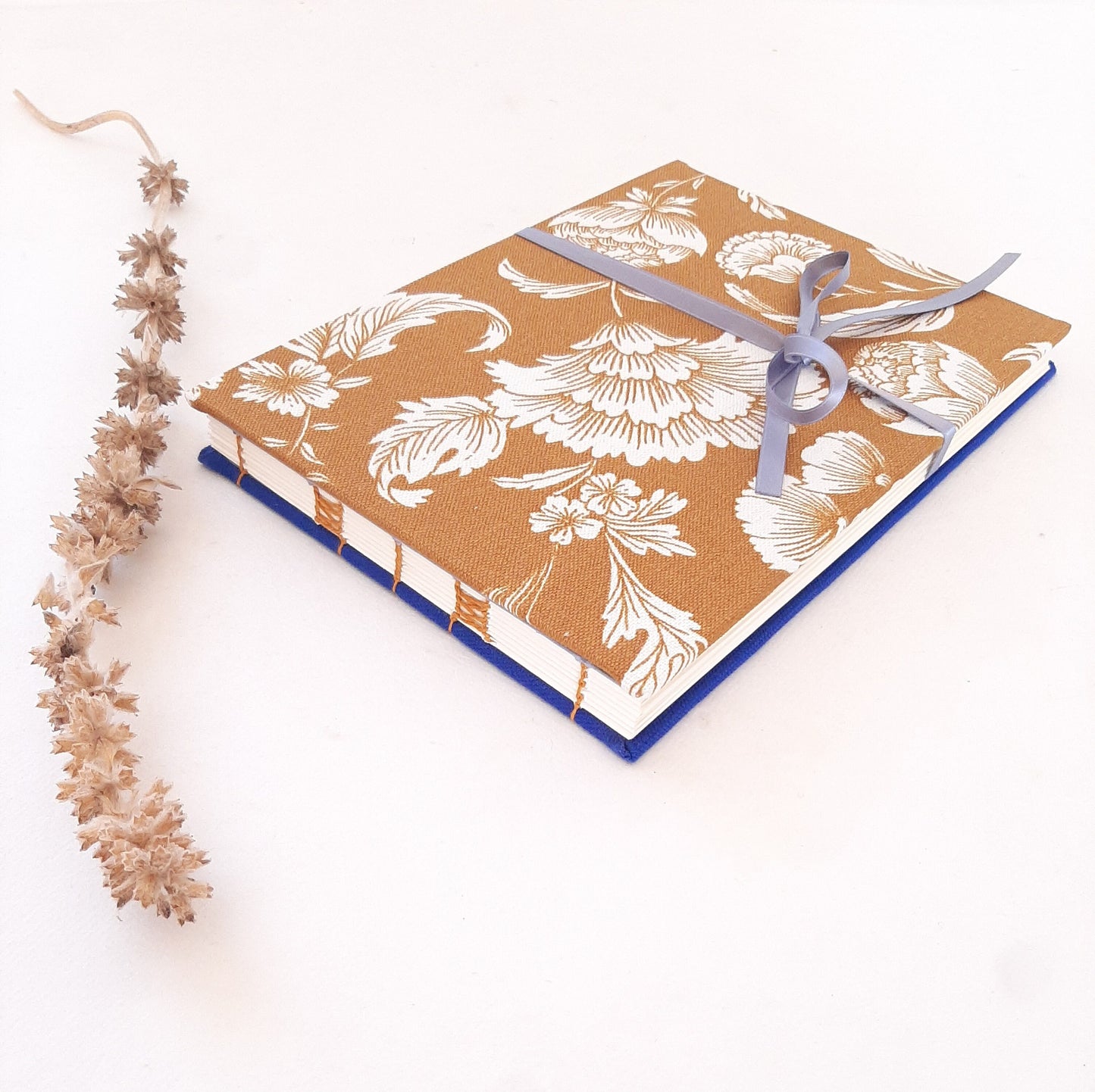 Quaderno A5 con pagine avorio e copertine in stoffa floreale in ocra e blu