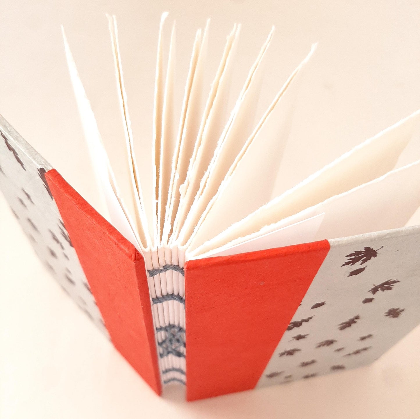 Mini taccuino da acquerello con foglie in rosso e azzurro carta da zucchero