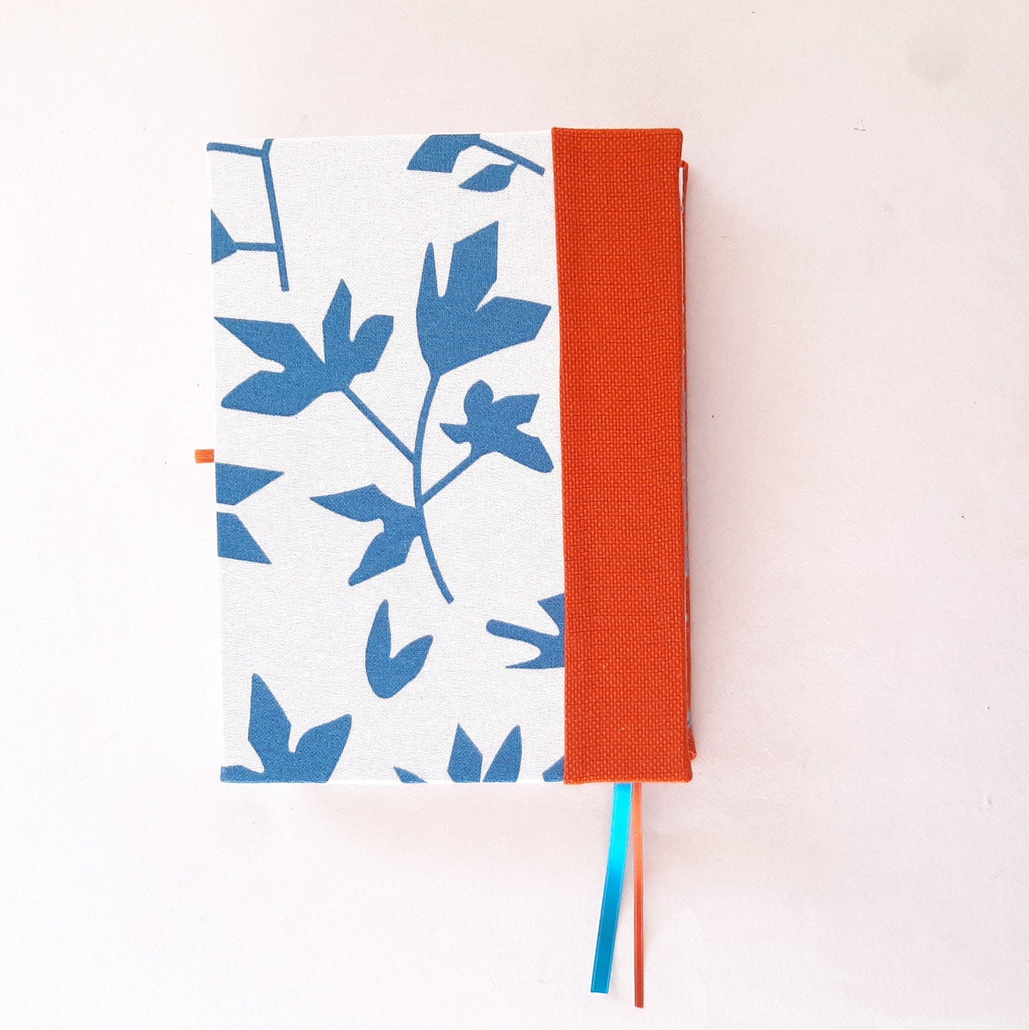 Diario A5 con pagine puntinate foderato in tessuto con foglie blu