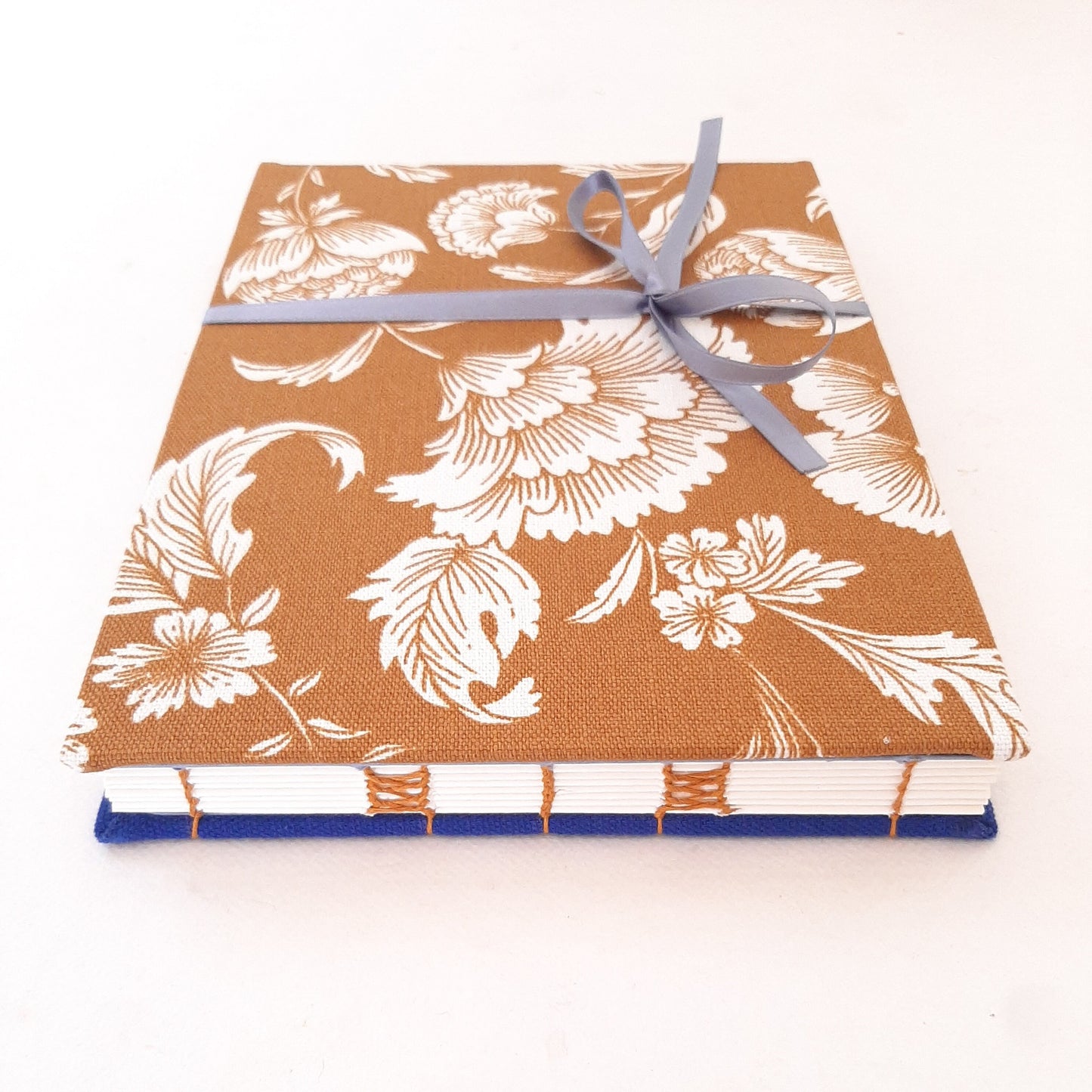 Quaderno A5 con pagine avorio e copertine in stoffa floreale in ocra e blu